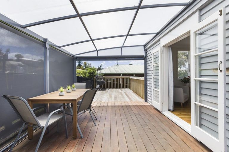 Photo of property in 18 Inglewood Street, Wai O Taiki Bay, Auckland, 1072