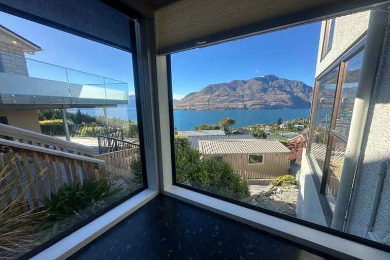 Photo of property in 92 Wynyard Crescent, Fernhill, Queenstown, 9300
