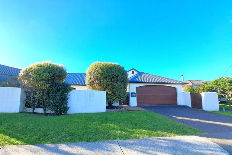 Photo of property in 1/2 Tobruk Crescent, Milford, Auckland, 0620