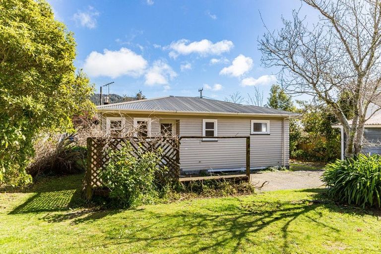Photo of property in 21 Peel Place, Wainuiomata, Lower Hutt, 5014