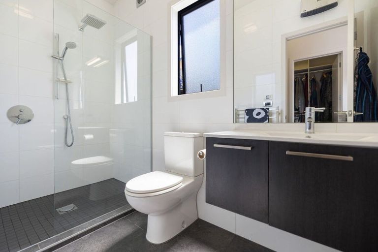 Photo of property in 70 Wynyard Crescent, Fernhill, Queenstown, 9300