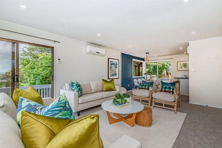 Photo of property in 26 Staincross Street, Green Bay, Auckland, 0604