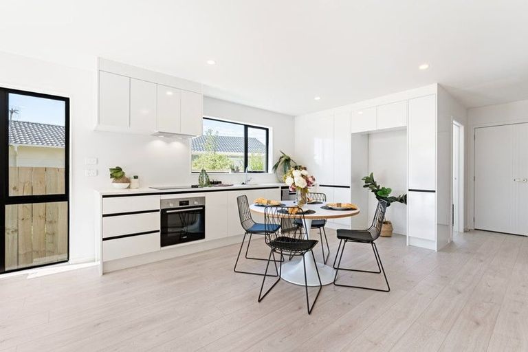 Photo of property in 18e Larissa Avenue, Henderson, Auckland, 0610