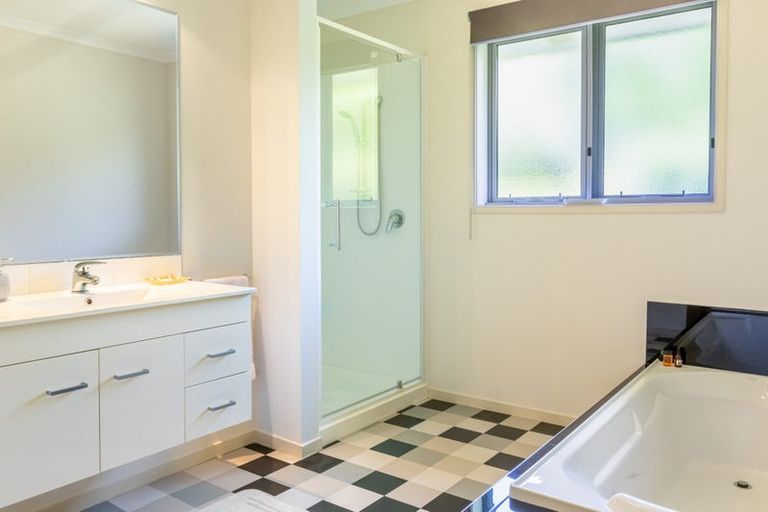 Photo of property in 33 Ketemaringi Way, Manakau, Levin, 5573