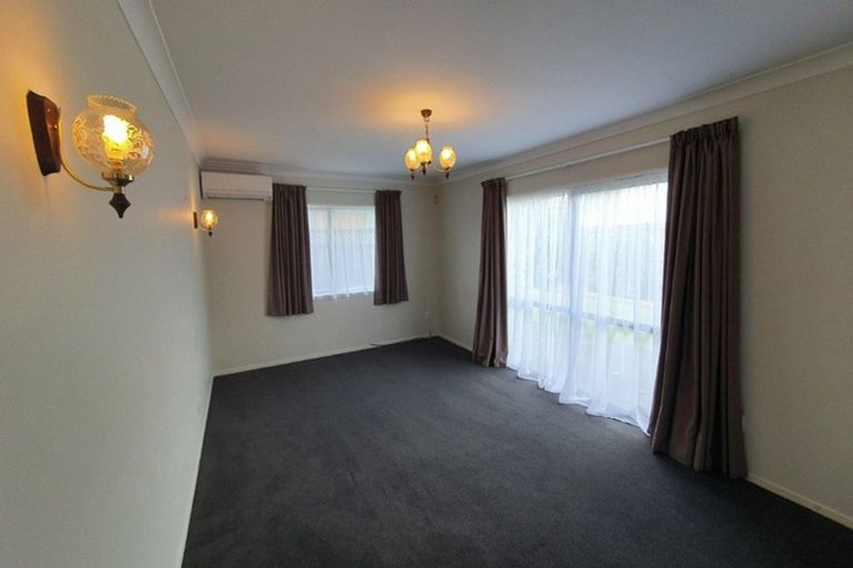 Photo of property in 2/62 Aviemore Drive, Highland Park, Auckland, 2010