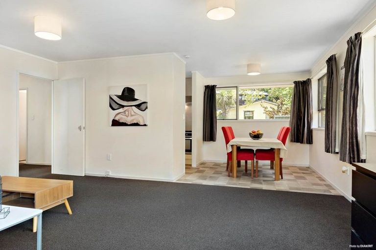 Photo of property in 2/12 Newstead Avenue, Browns Bay, Auckland, 0632