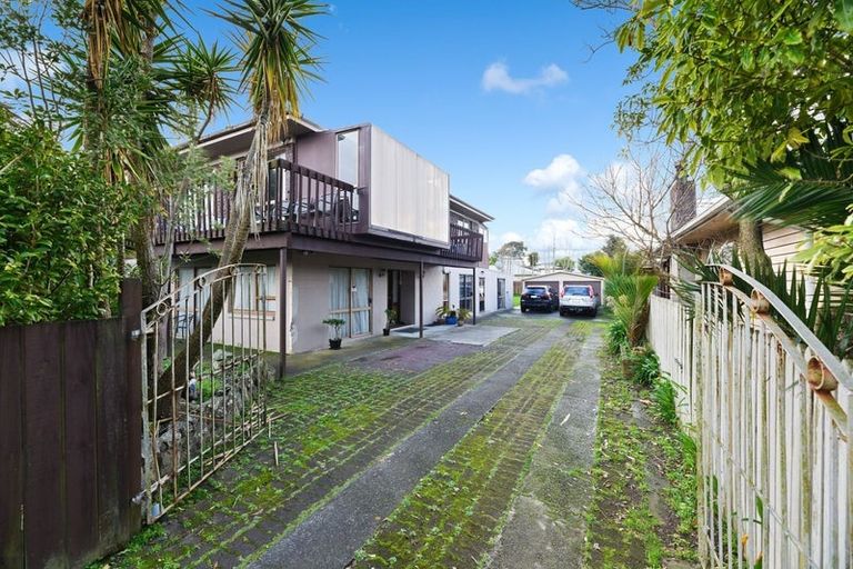 Photo of property in 4 Roberts Road, Te Atatu South, Auckland, 0610