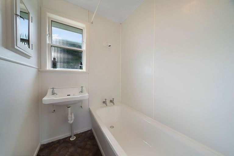 Photo of property in 49 Longburn Road, Henderson, Auckland, 0610