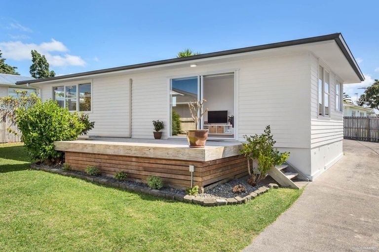 Photo of property in 2/260 Birkdale Road, Birkdale, Auckland, 0626