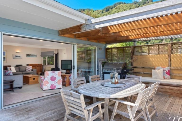 Photo of property in 10 Amelia Crescent, Waikawa, Picton, 7220
