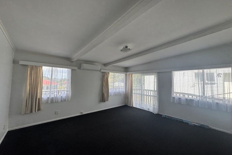 Photo of property in 8 Gahagan Way, Newlands, Wellington, 6037