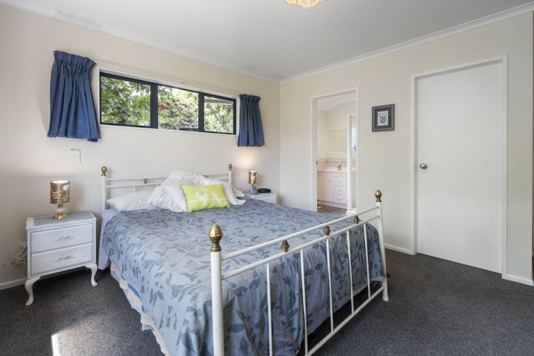Photo of property in 8 Sunshine Place, Kelvin Grove, Palmerston North, 4414