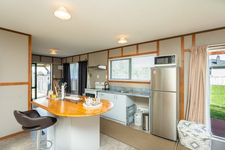 Photo of property in 6 Mavis Avenue, Waikawa Beach, Levin, 5573