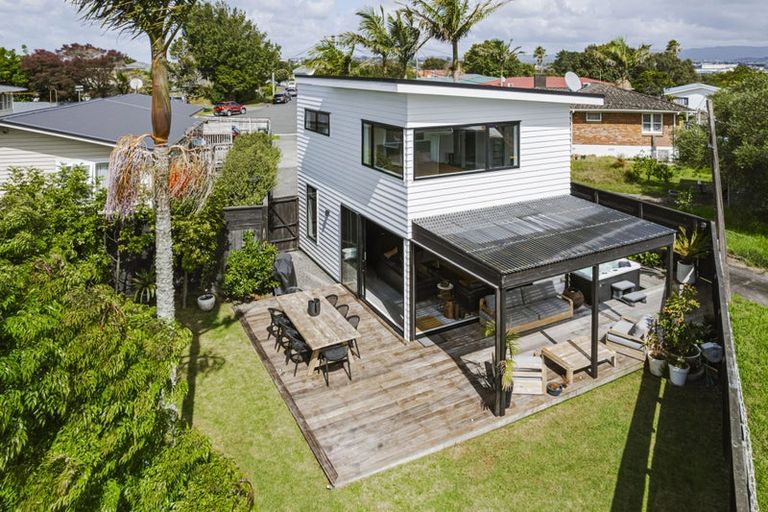 Photo of property in 15c Helga Crescent, Te Atatu Peninsula, Auckland, 0610
