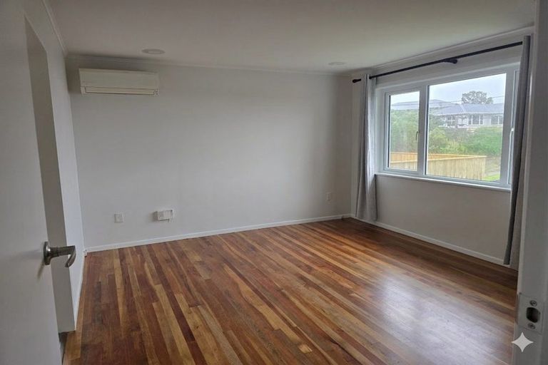Photo of property in 7 Balmain Street, Newlands, Wellington, 6037