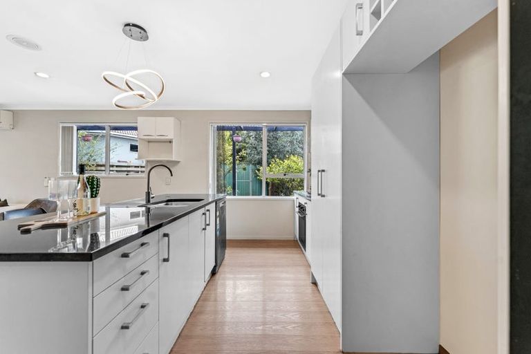 Photo of property in 22 Marvon Downs Avenue, Pakuranga Heights, Auckland, 2010