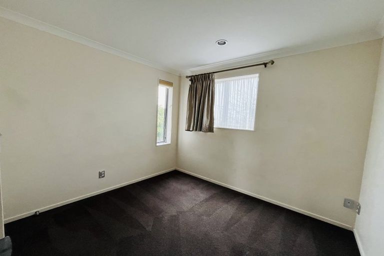 Photo of property in 8 The Rosebowl, Sunnyhills, Auckland, 2010