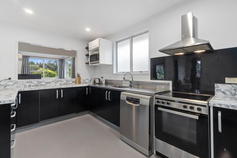 Photo of property in 3 Shale Avenue, Massey, Auckland, 0614