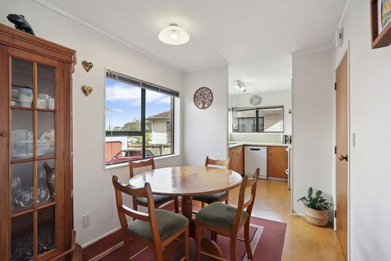 Photo of property in 2/9 Milwaukee Place, Glendene, Auckland, 0602