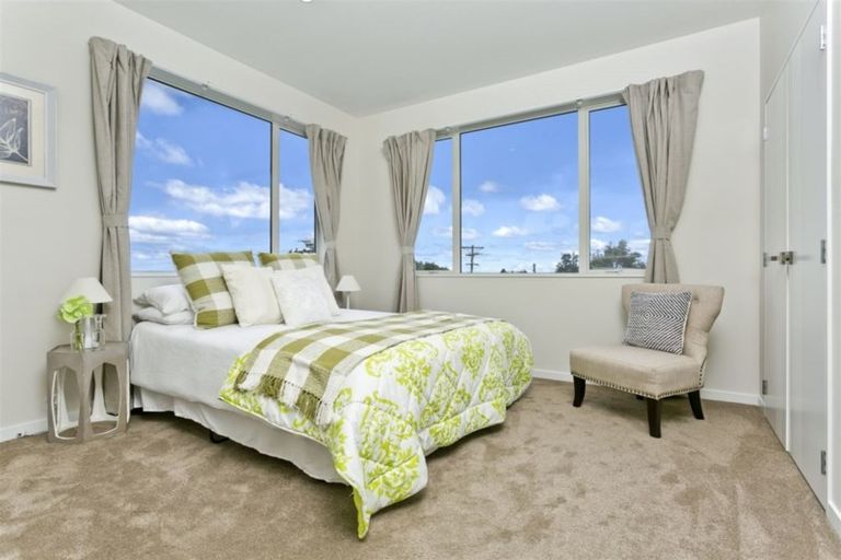 Photo of property in 519 East Coast Road, Murrays Bay, Auckland, 0630