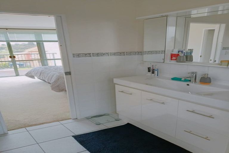 Photo of property in 11 Parkwood Crescent, Gulf Harbour, Whangaparaoa, 0930