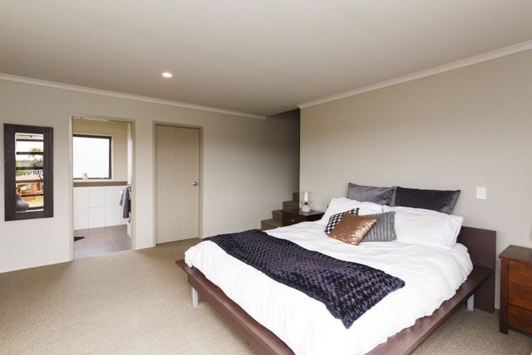 Photo of property in 28 Johnstone Drive, Fitzherbert, Palmerston North, 4410