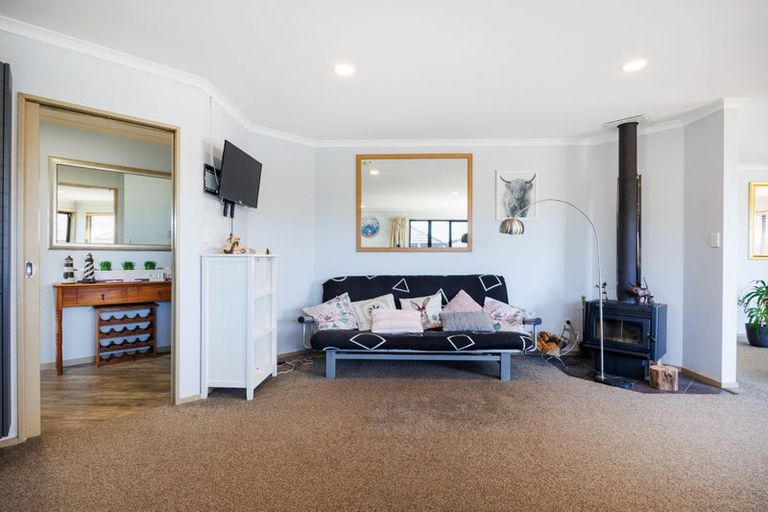 Photo of property in 12 Walnut Grove, Kelvin Grove, Palmerston North, 4414