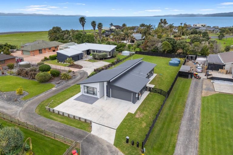 Photo of property in 16 Mylindas Road, Whakatiwai, Miranda, 2473