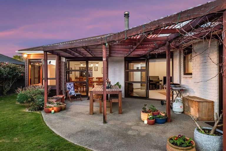 Photo of property in 8 Runanga Grove, Waikanae, 5036