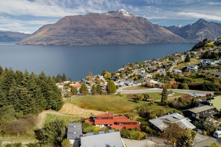 Photo of property in 14a Cameron Place, Fernhill, Queenstown, 9300