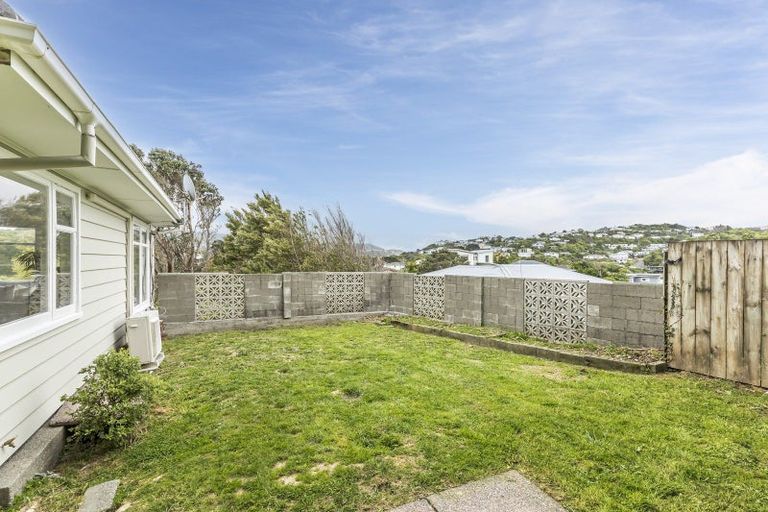 Photo of property in 7 Miles Crescent, Newlands, Wellington, 6037