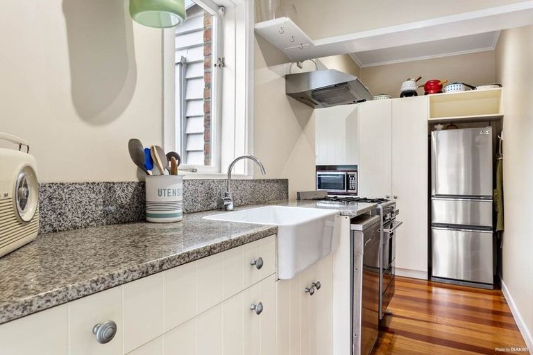 Photo of property in 5 Pine Street, New Lynn, Auckland, 0600