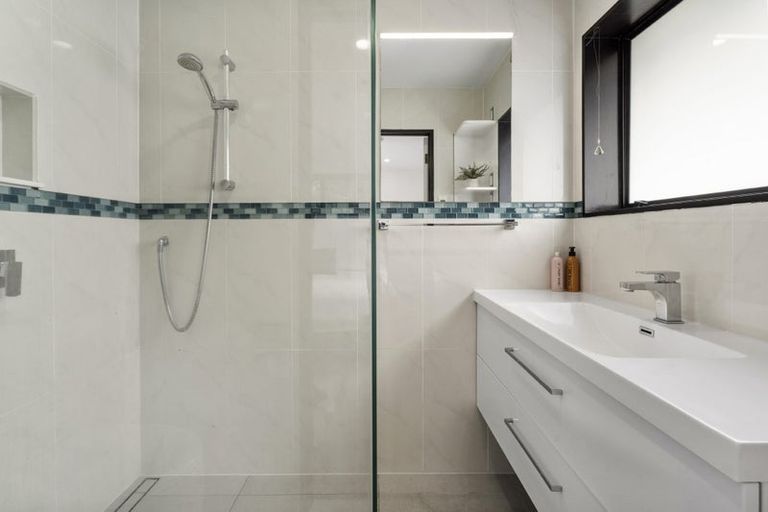 Photo of property in 1/870 Beach Road, Waiake, Auckland, 0630