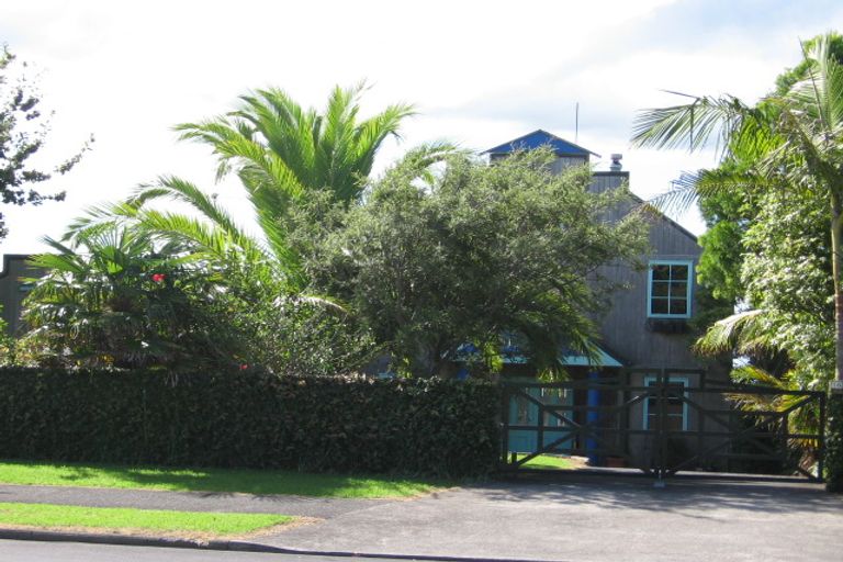 Photo of property in 16 Spinnaker Drive, Te Atatu Peninsula, Auckland, 0610