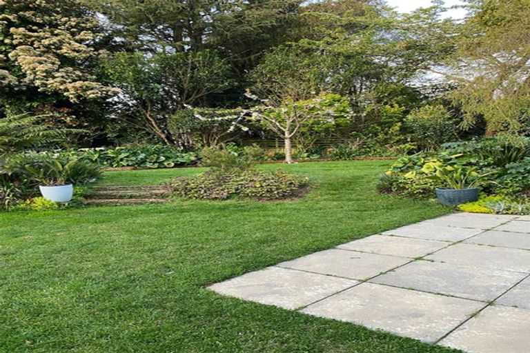 Photo of property in 2 Vista Place, Kawaha Point, Rotorua, 3010