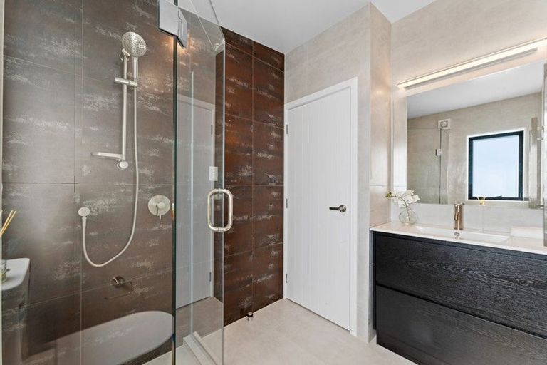 Photo of property in 8/18 Sylvan Crescent, Te Atatu South, Auckland, 0610