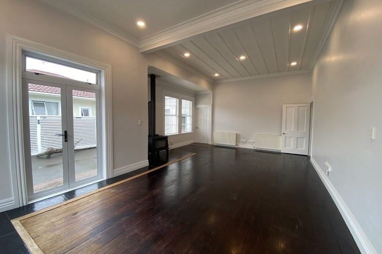 Photo of property in 25 Gilbert Street, New Plymouth, 4310