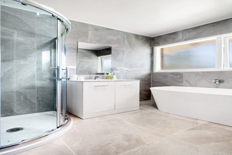 Photo of property in 43 Cascades Road, Pakuranga Heights, Auckland, 2010