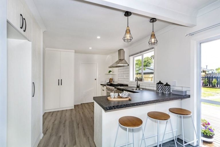 Photo of property in 7 Pinehurst Crescent, Russley, Christchurch, 8042