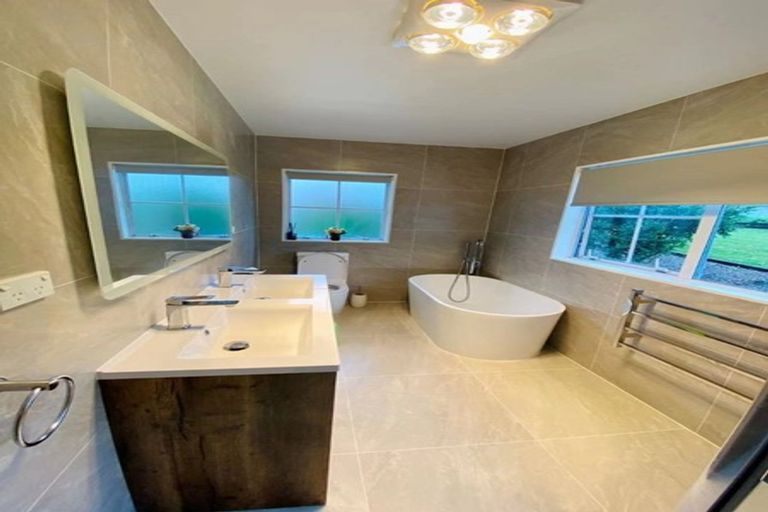 Photo of property in 1/133a Hobsonville Road, West Harbour, Auckland, 0618