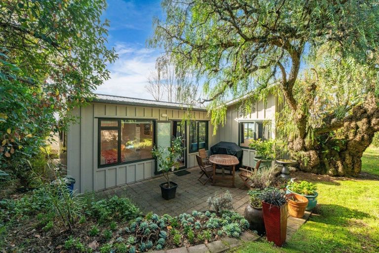 Photo of property in 2 Earle Place, Acacia Bay, Taupo, 3330