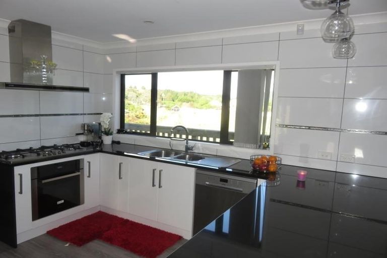 Photo of property in 32 Mervyn Kemp Drive, Tawa, Wellington, 5028