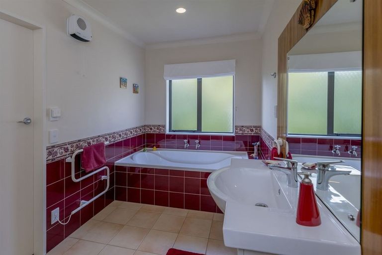 Photo of property in 13 Brandon Street, Otaki, 5512