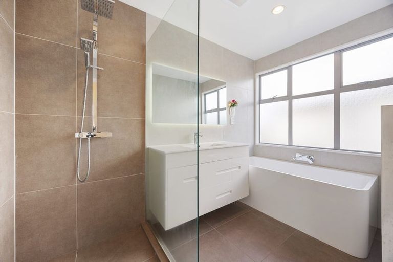 Photo of property in 10 Lupetti Rise, West Harbour, Auckland, 0618