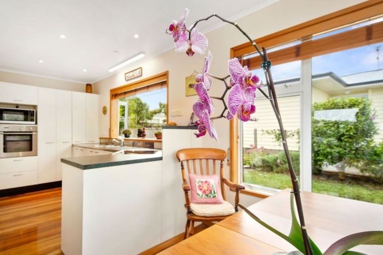 Photo of property in 42 Turville Crescent, Newlands, Wellington, 6037