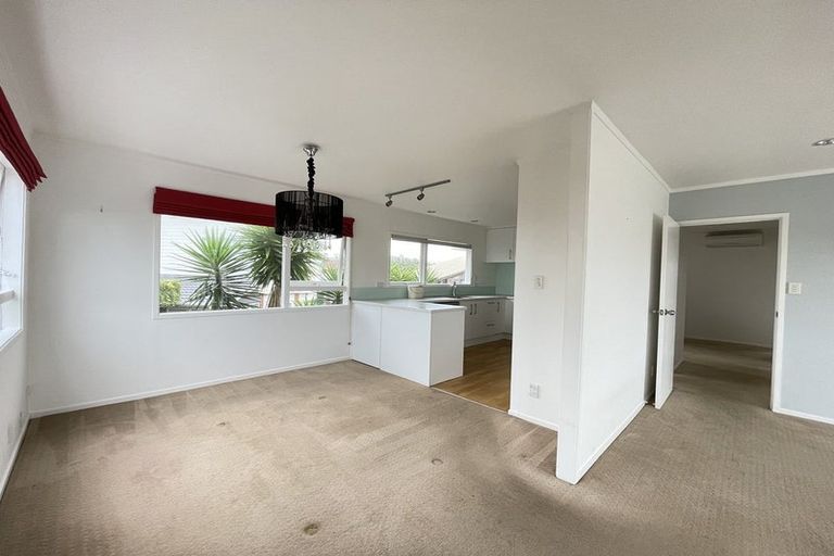 Photo of property in 1/64 Aberdeen Road, Campbells Bay, Auckland, 0620