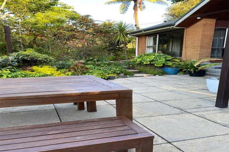 Photo of property in 2 Vista Place, Kawaha Point, Rotorua, 3010
