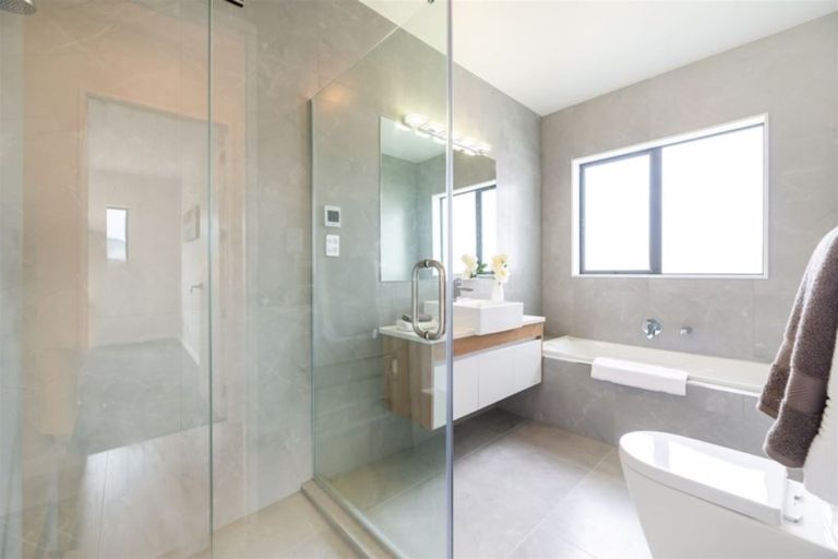 Photo of property in 11 Reserva Crescent, Kumeu, 0810