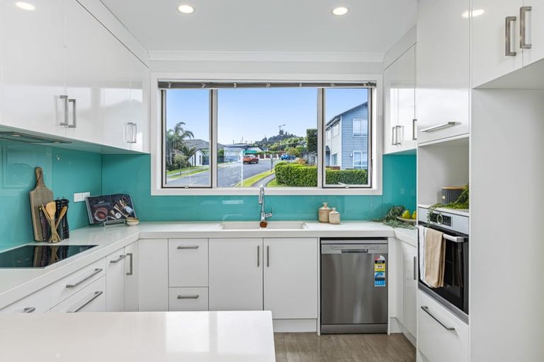 Photo of property in 11 Ian Gordon Lane, Orewa, 0931