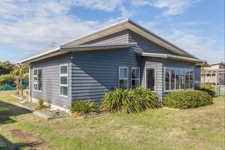 Photo of property in 42 Kent Avenue, Waitarere Beach, Levin, 5510